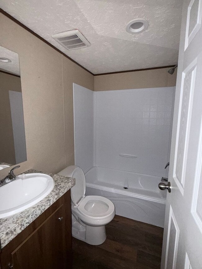 Building Photo - Nice 2 bedroom, 2 bath Mobile Home