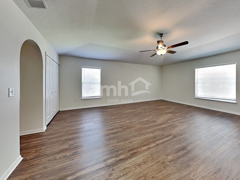 Building Photo - 715 Valrico Hills Ln
