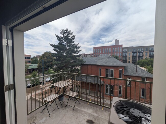Building Photo - Capitol Hill Condo Living - 2 story with 2...