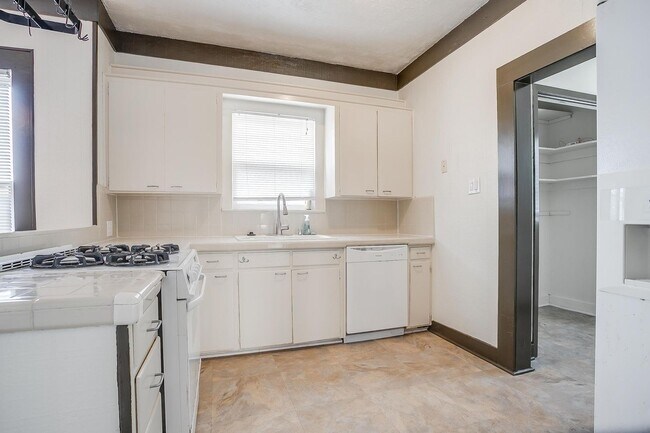 Building Photo - Well Maintained 3 Bed, 2 Bath in Establish...