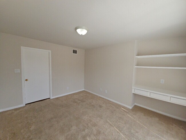 Building Photo - 2626 Holly Hall St