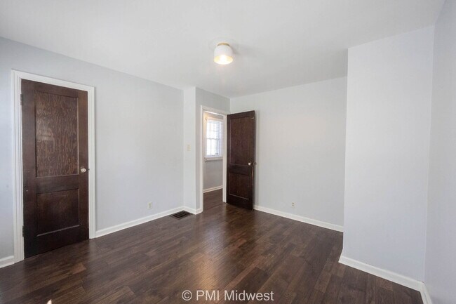 Building Photo - Charming 2 Bed, 1 Bath Duplex with House-L...