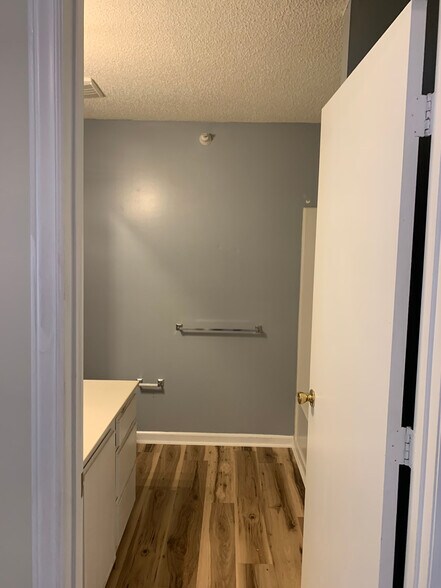 Building Photo - Room in Condo on Carlton Ave