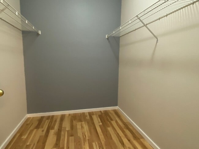 Building Photo - Spacious and turn key ready 2 bedroom apartment close to downtown. 2 parking spots and additional...