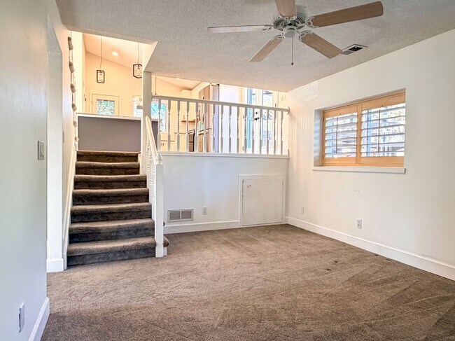 Building Photo - Updated Single-Family Home in Centennial!