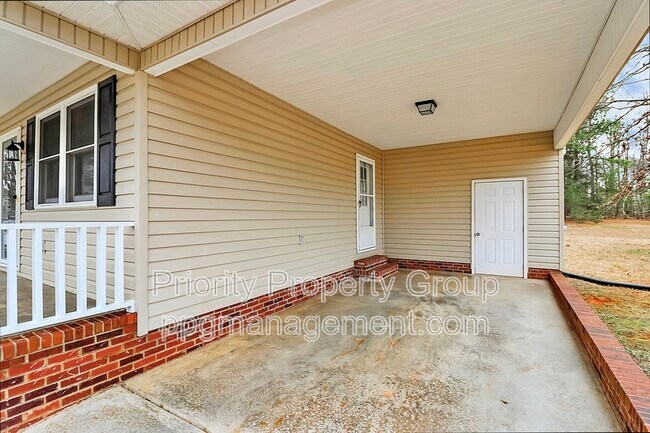 Building Photo - 225 Pineland Ave