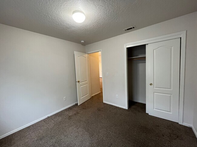 Building Photo - 13852 Paraiso Ave