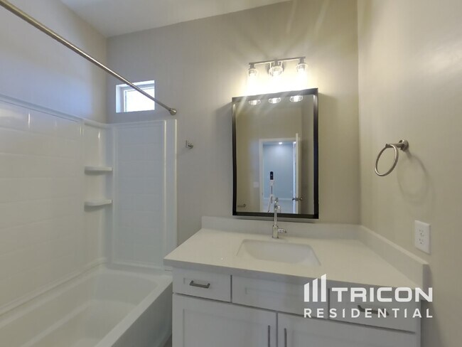 Building Photo - 4548 E Grandview St