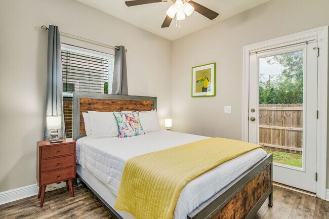 Building Photo - 1002 W Main St