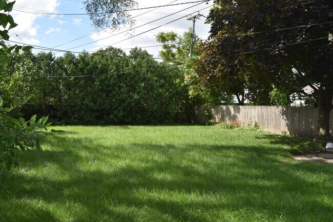 Private fenced backyard - 607 Cherry Ave