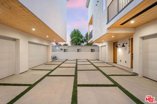 Building Photo - 5248 Auckland Ave