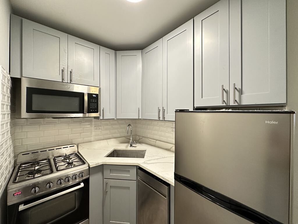 Building Photo - 510 W Belmont Ave