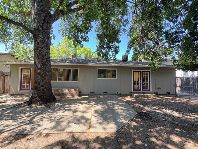 Building Photo - Beautiful 3 Bed, 2 Bath Home in a Desirabl...