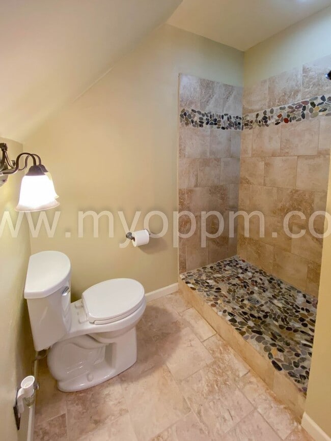 Building Photo - 2 Bed / 1 .5 Bath Home | Midtown