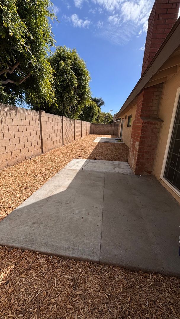 Building Photo - North Tustin Single-Story 2BD/2BA Rear Unit – Large Yard + Garage!