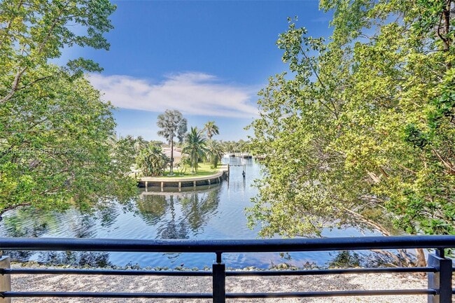 Building Photo - 516 SE 1st Cir