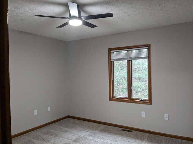 Building Photo - Beautiful 3 Bedroom, 2.5 Bathroom Condo