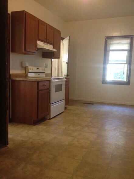 Building Photo - 2570 N Newhall St