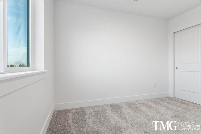 Building Photo - 977 Creer Way