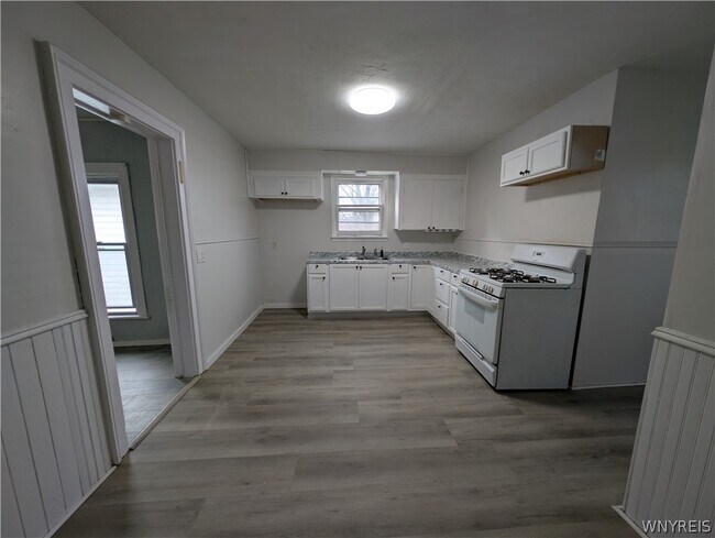 Building Photo - 627 Deer St