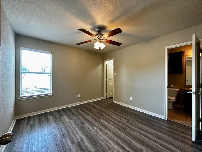 Building Photo - 4 Bd / 4.5 Ba Townhouse Minutes from Baylo...