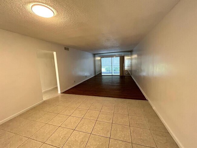 Building Photo - 2402 Antigua Cir
