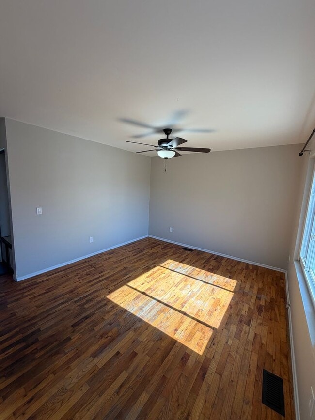 Building Photo - Remodeled 4BR/2BA Home in Lansing — Move in ready