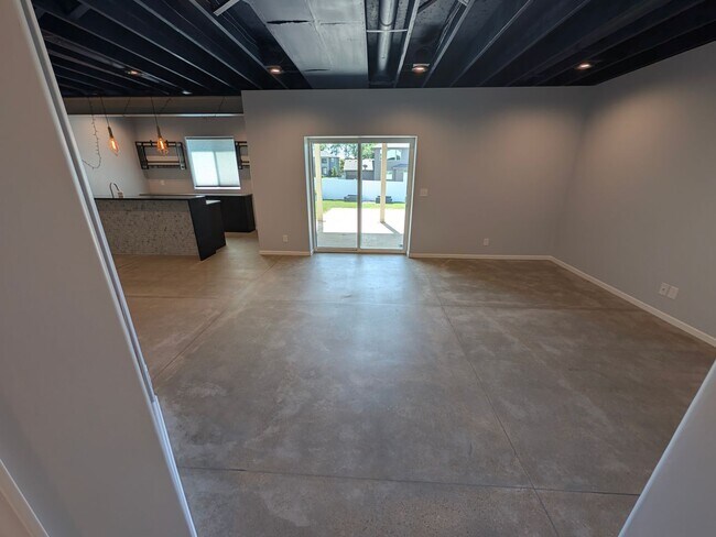 Building Photo - 5011 Clearwater Dr