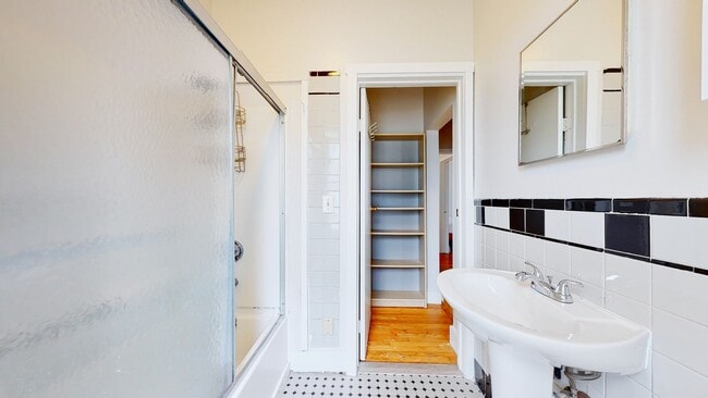 Building Photo - 6 Bedroom Apartment in Science Hill, close to downtown! (Laundry In Unit)