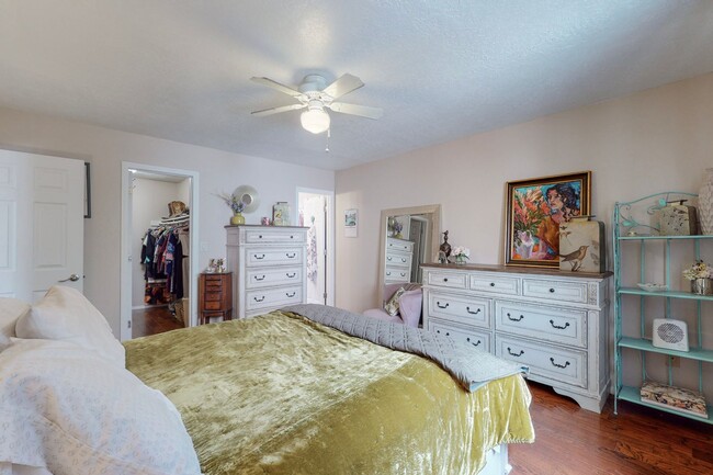Building Photo - UNSER/LADERA 2 Bedroom  2 Bath  2 car gara...