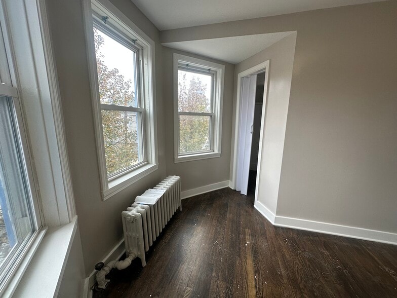 Building Photo - 13 Gladstone St