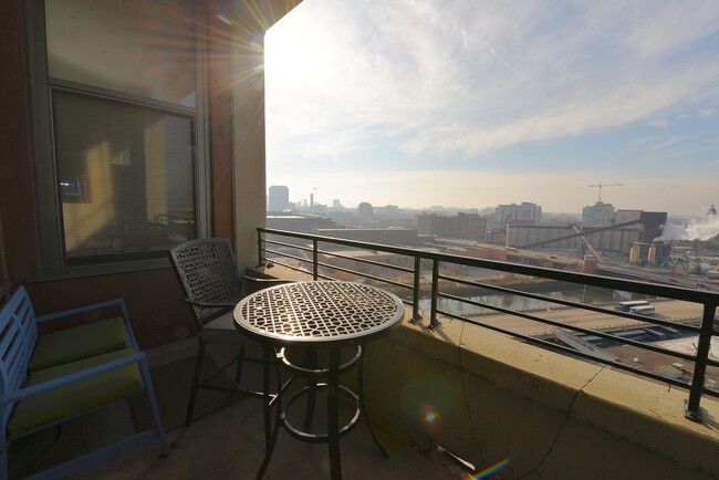 Building Photo - 900 N Kingsbury St