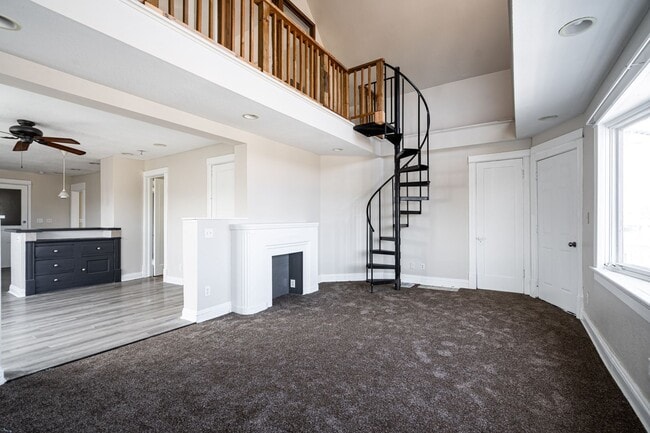Primary Photo - Beautiful 3 Bedroom + Den 2 Full Bath Uppe...