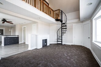 Building Photo - Beautiful 3 Bedroom + Den 2 Full Bath Uppe...