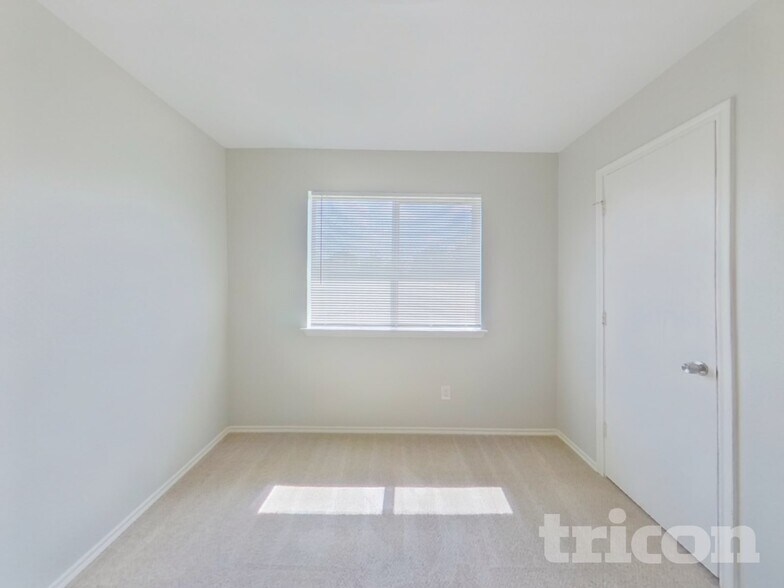 Building Photo - 6910 Meadow Bend Dr