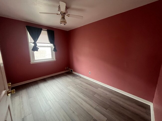 Building Photo - 3 bed room 1.5 bath