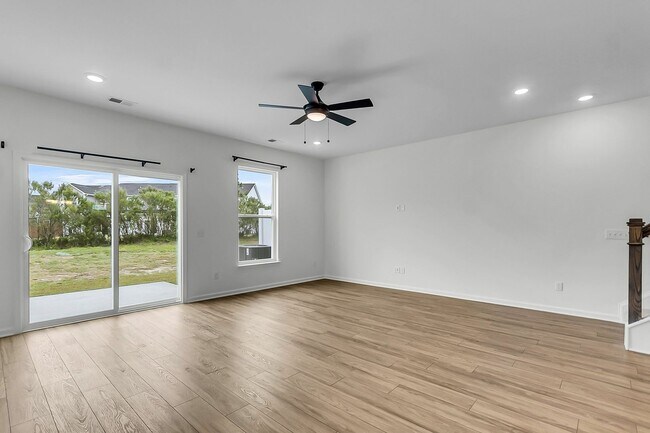 Building Photo - Move-In Ready Home in the Heart of Goose Creek