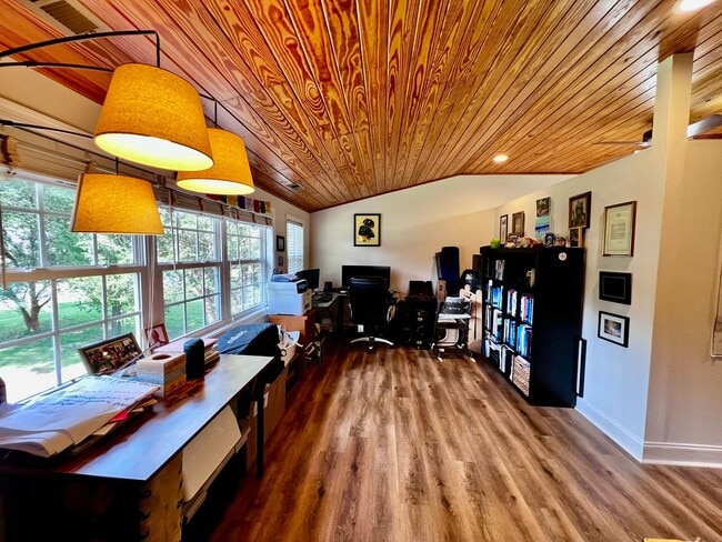 Building Photo - Love Where You Live in Lake Shores!