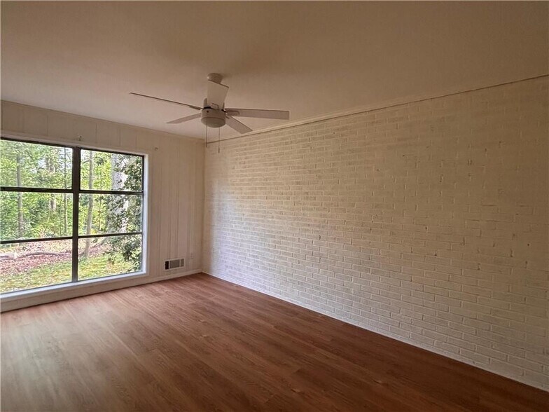 Building Photo - 5009 Crowe Dr SE