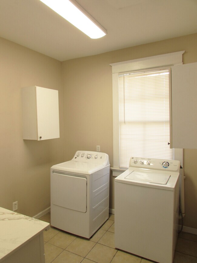 Building Photo - 6321 S Prieur St