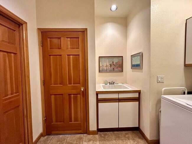 Building Photo - Spacious Garden-level Condo with Kitchenet...