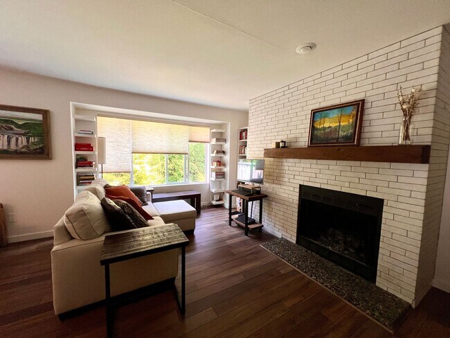 Building Photo - Quiet Downtown Kirkland Condo Available 8/6/26