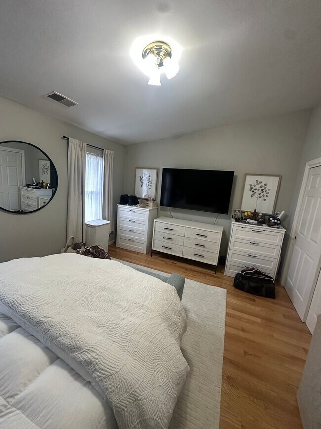 Building Photo - 2 Bed/1.5 Bath Townhouse available 9/1/2026