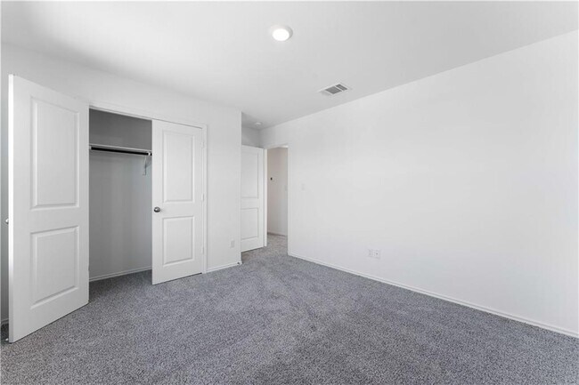 Building Photo - 924 Bluewood Bend