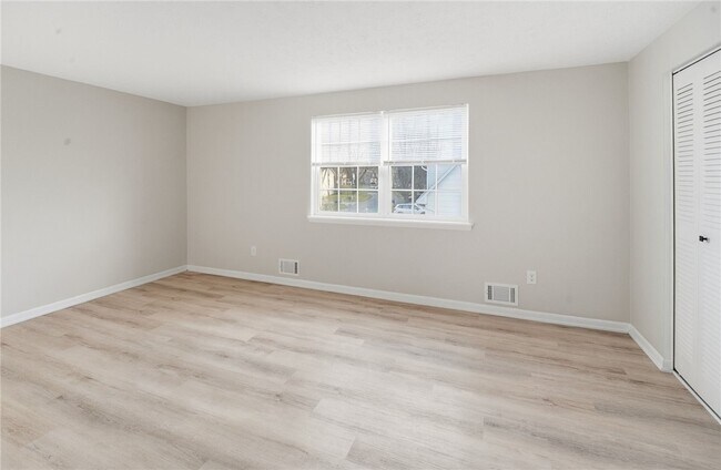 Building Photo - 17 Willowick Dr