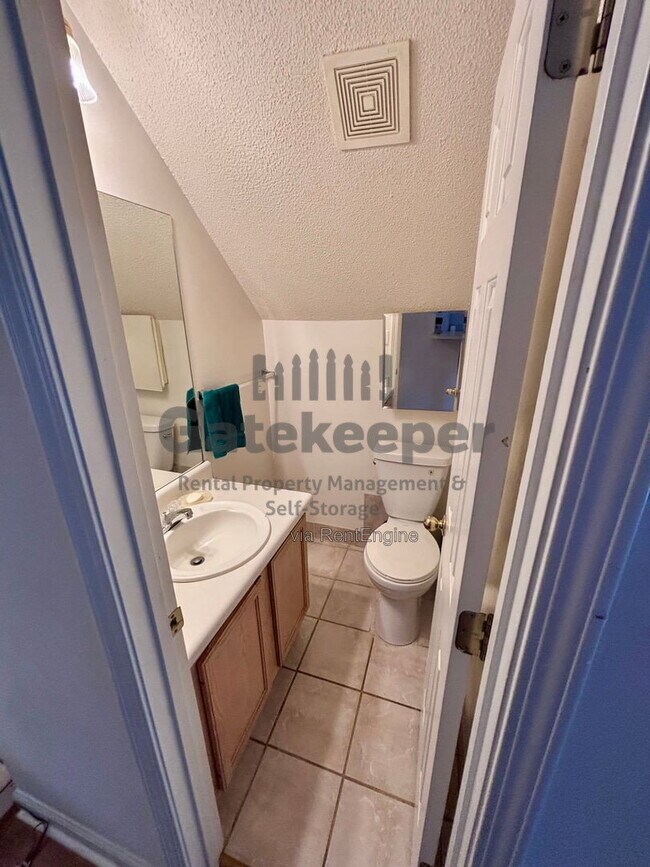 Building Photo - 644 N Fairfield Dr