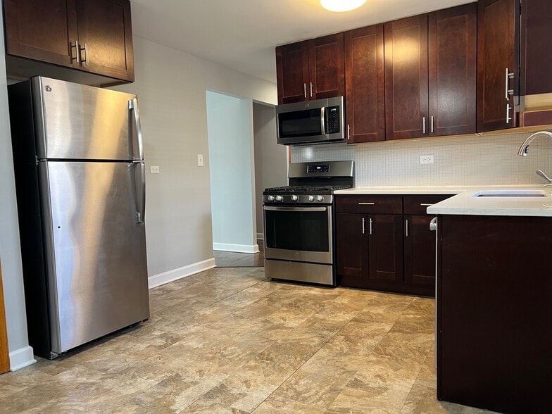 Primary Photo - 8614 W Berwyn Ave