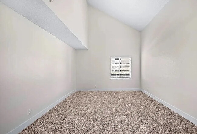 Building Photo - "Charming 3-Bed Townhouse with Granite Countertops & Hardwood Floors in Santa Ana!"