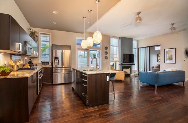 Building Photo - Modern Townhome Living in the Heart of Dow...