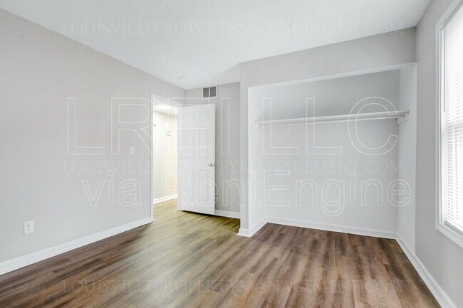 Building Photo - 419 Wood Creek Dr